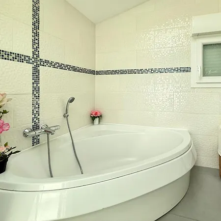 Provencale Avec Piscine Et Sauna *